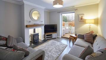 House (2 Bedrooms) | Ruang tamu | TV skrin rata