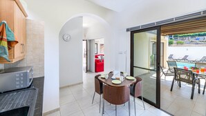 Villa, 3 habitaciones, piscina privada | Cocina privada | Cafetera o tetera, frigorífico grande, microondas y horno