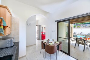 Villa, 3 Bedrooms, Private Pool | Dapur peribadi | Peti sejuk/penyejuk beku saiz penuh, ketuhar gelombang mikro, ketuhar 