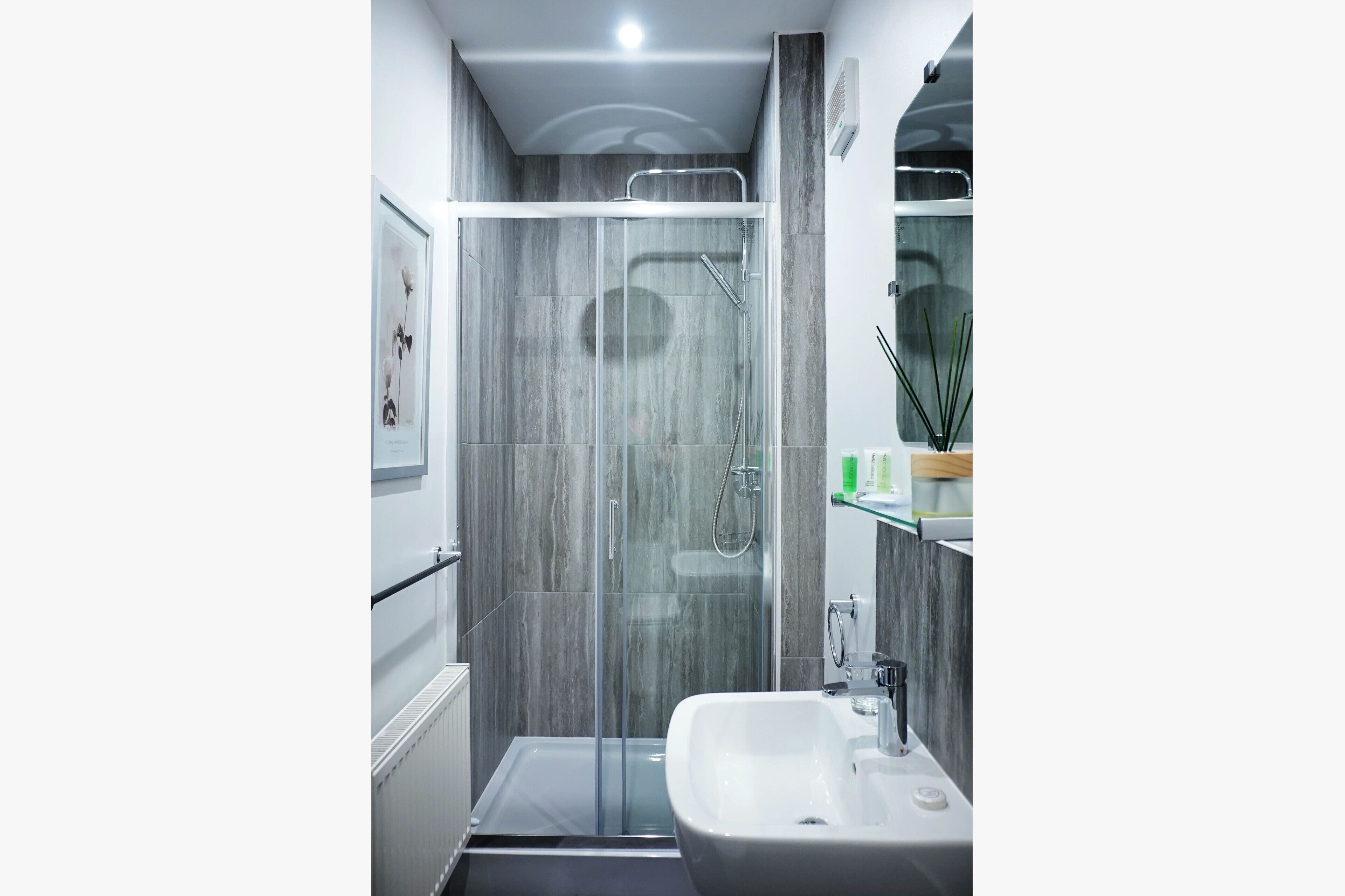 Double Room | Bathroom | Free toiletries, hair dryer, towels