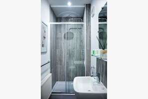 Double Room | Bathroom | Free toiletries, hair dryer, towels - Borthwen B&B (Dolgellau)