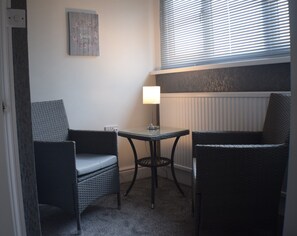 Tweepersoonskamer, uitzicht op bergen (First Floor - Room Number 3) | Individueel gedecoreerd, individueel gemeubileerd, geluiddichte muren