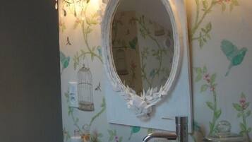 Tweepersoonskamer | Badkamer met wastafel