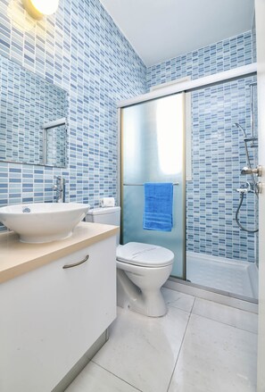 Villa, 3 chambres | Salle de bain | Séchoir à cheveux, serviettes fournies, papier de toilette
