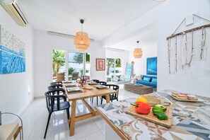 Villa, 3 habitaciones | Servicio de comidas en la habitación