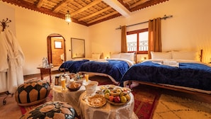 Deluxe Quadruple Room | In-room dining - Hotel Riad Bahammou (Ait Sedrate Jbel El Soufla)