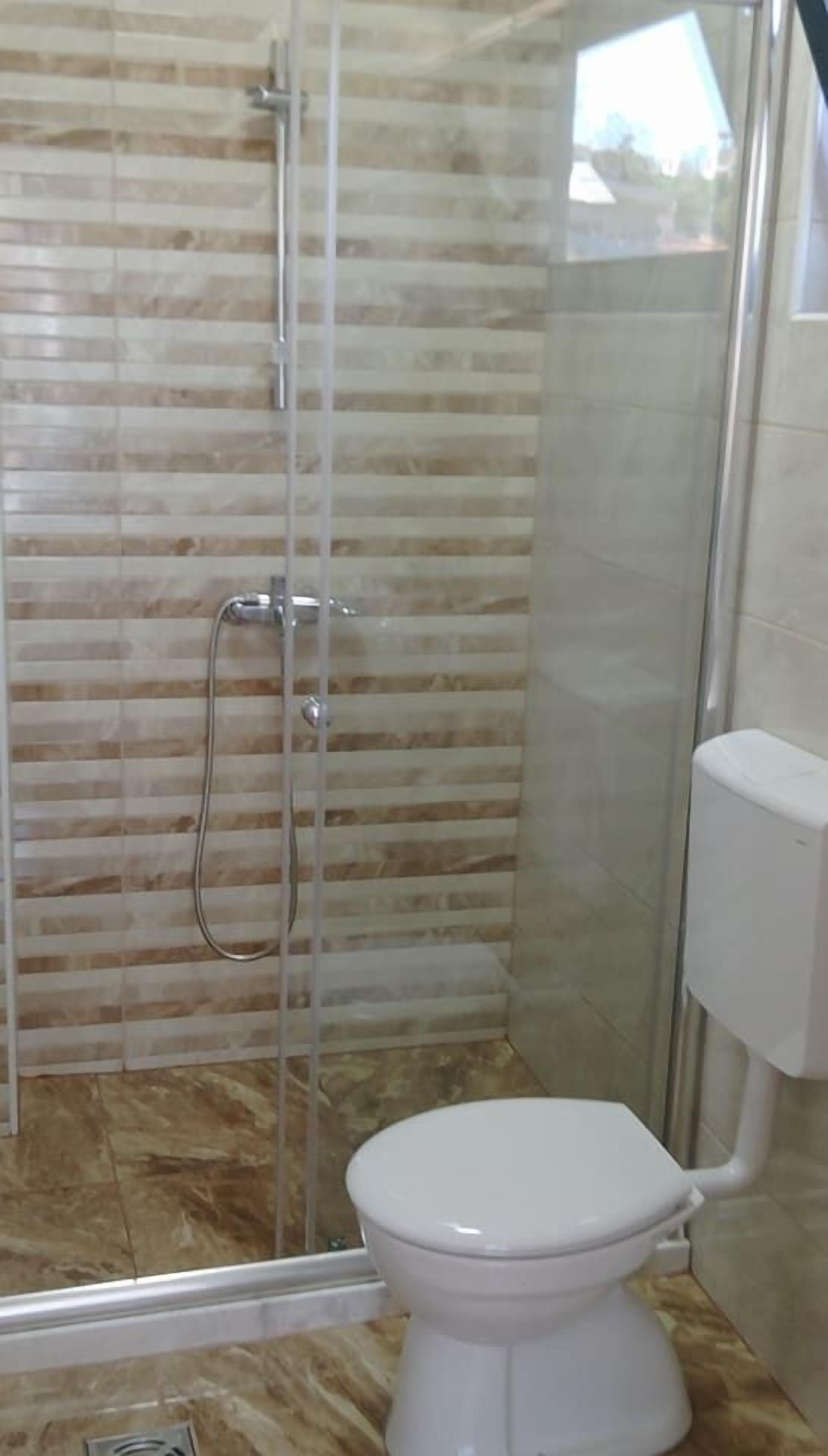 Chambre Standard | Salle de bain | Douche, serviettes fournies