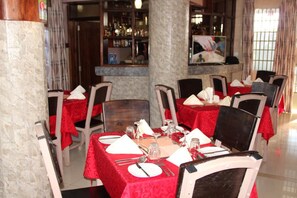 Aperto a colazione, pranzo e cena, cucina locale e internazionale 