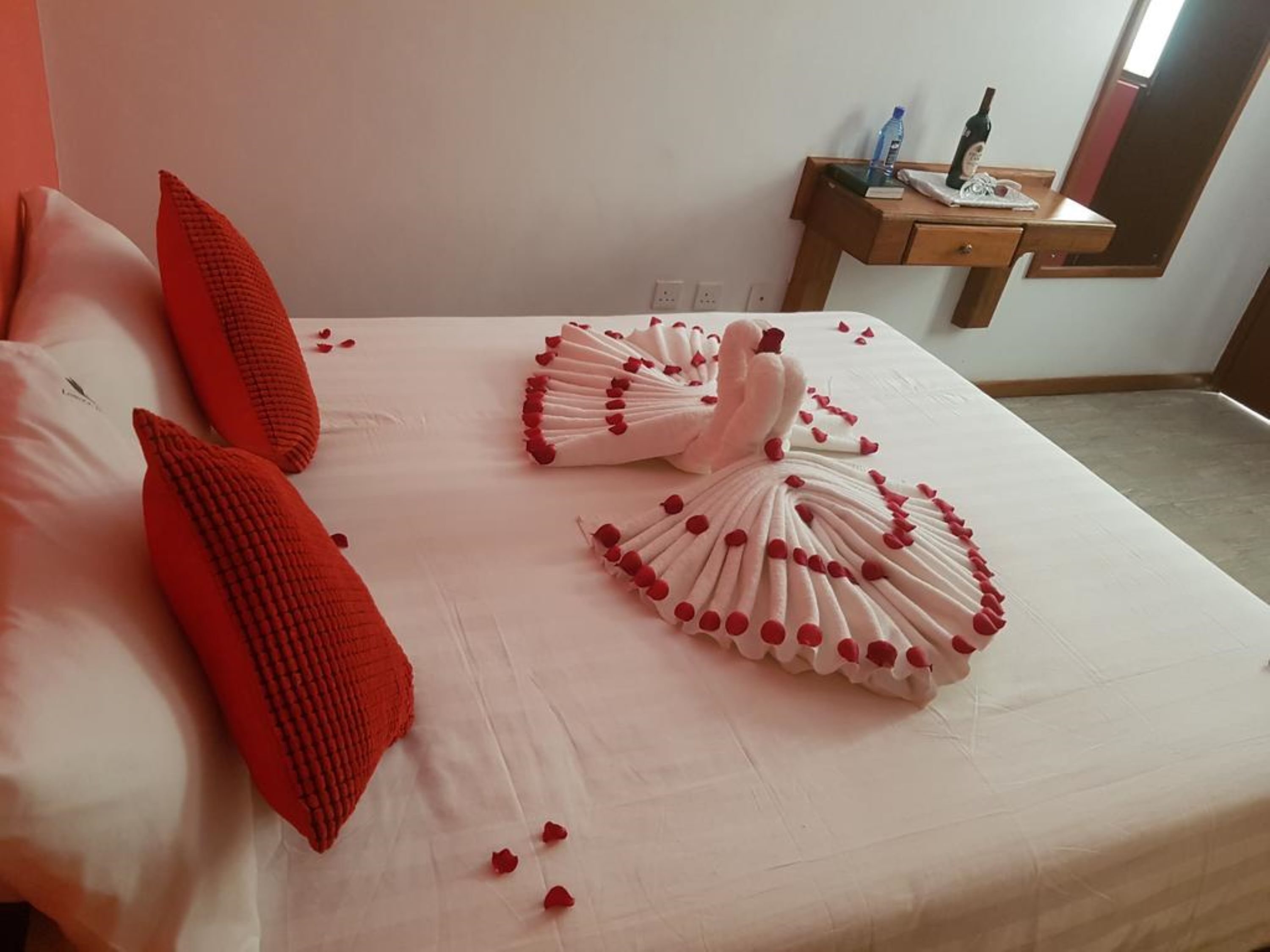 Quarto casal standard | Escrivaninha, ferros/tábuas de passar roupa, Wi-Fi de cortesia