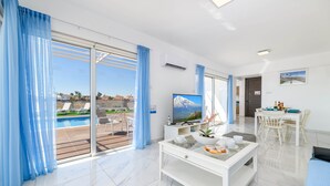 Villa, 3 habitaciones, piscina privada, junto a la playa | Sala de estar