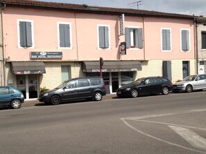 Vista frontal de la propiedad