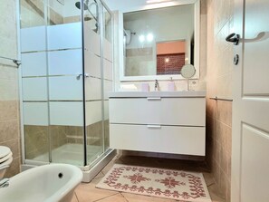 Shower, hair dryer, bidet, towels - A 300 mt dalla spiaggia, splendida vista mare, giardino parcheggio grattuito (Costa Rei)