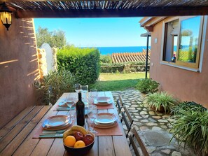 Outdoor dining - A 300 mt dalla spiaggia, splendida vista mare, giardino parcheggio grattuito (Costa Rei)