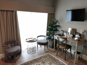 Minibar, caja de seguridad en la habitación y cortinas blackout 