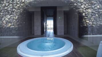 Couples treatment room(s), sauna, hot tub, steam room