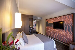 In-room safe, individually decorated, individually furnished, desk - Panafrica Hotel Boutique & Spa (Bata)