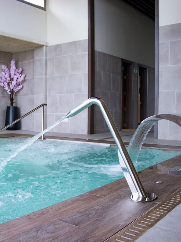 Couples treatment room(s), sauna, hot tub, steam room
