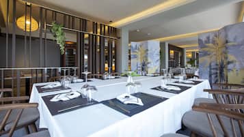 Breakfast, lunch, dinner served; international cuisine, sea views