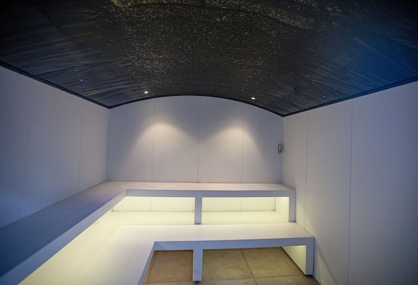 Sales de tractament per a parelles, sauna i banyera d'hidromassatge