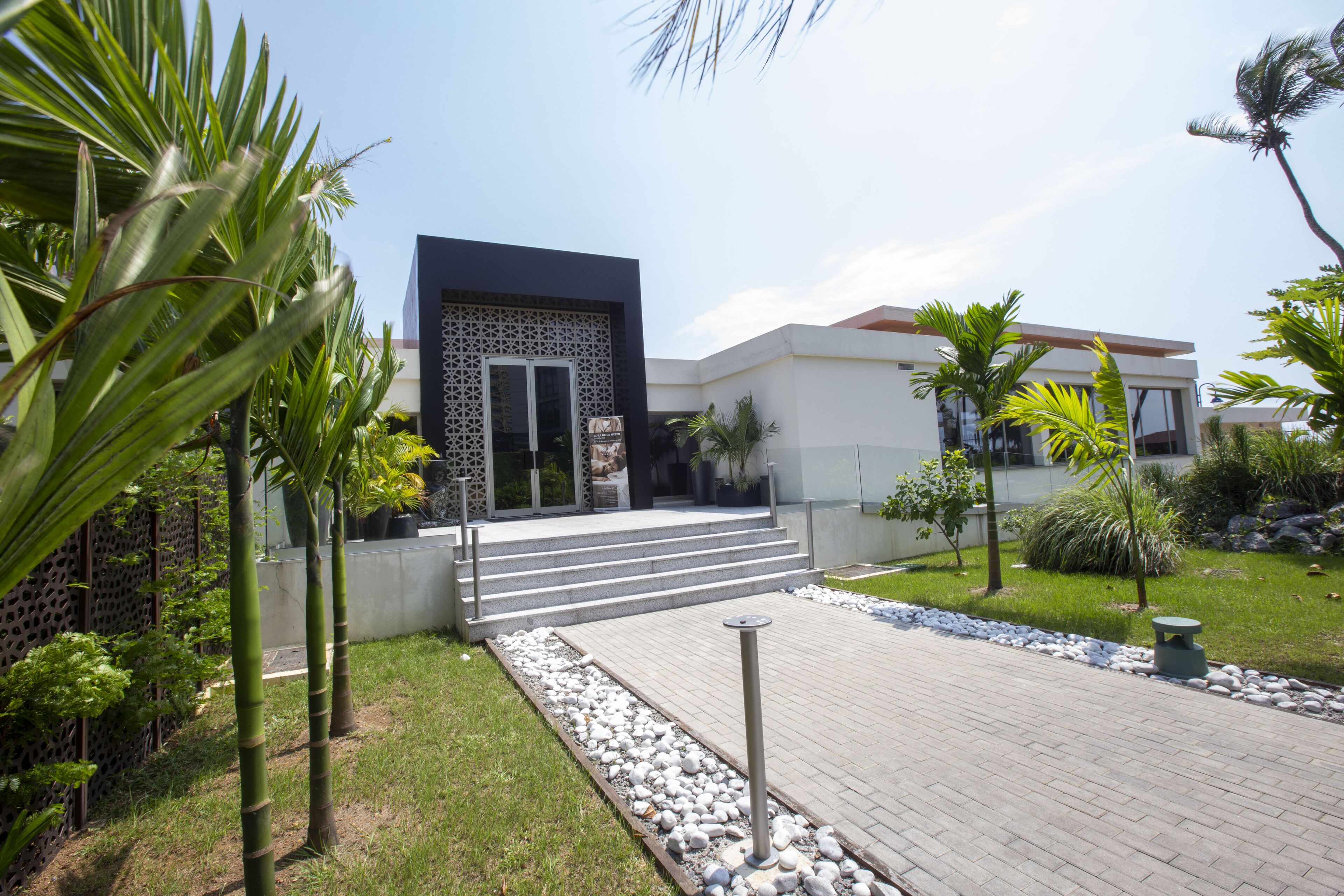 Couples treatment room(s), sauna, hot tub, steam room