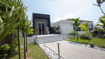 Couples treatment room(s), sauna, hot tub, steam room