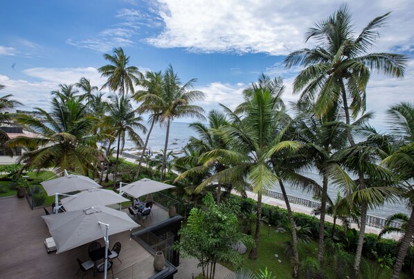 Eine Dachterrasse mit Sitzgelegenheiten und Blick auf das Meer.