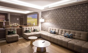 Suíte presidencial | Área de estar | TV de tela plana 43 polegadas com canais via satélite, TV