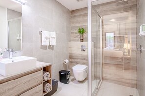 Dusche, Haartrockner, Handtücher, Shampoo