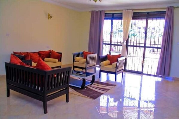 TV - Spacious 3 Bedroom Apartment Najeera Town (Kira Town)