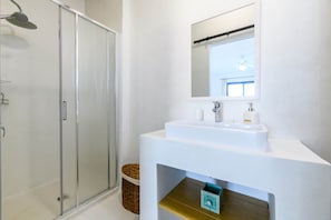 Villa, 5 slaapkamers | Badkamer | Een haardroger, handdoeken