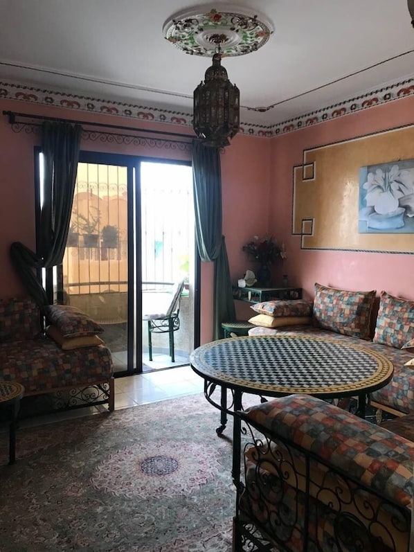 Appartement, 1 chambre | Salle de séjour | Télévision à écran plat de 32 pouces avec chaßnes par satellite