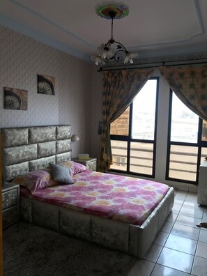 1 habitación, cortinas blackout y tabla de planchar con plancha