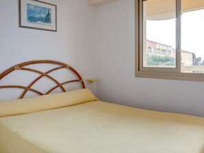 2 bedrooms, iron/ironing board, bed sheets