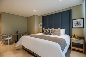 Ropa de cama de alta calidad, edredones de plumas, minibar y caja fuerte