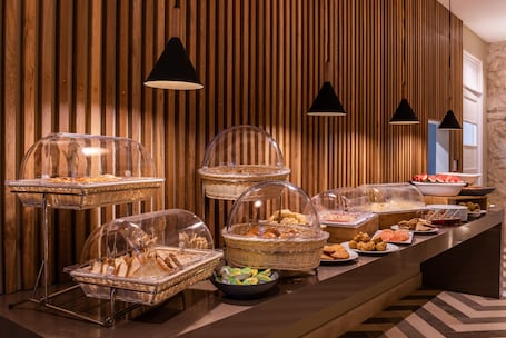 Desayuno buffet incluido todos los días . OZ Hotel Luxury