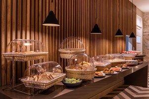 Café da manhã com buffet grátis todos os dias