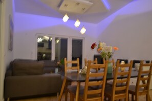 Dining - Overnight as at home with large terraces (Frankfurt am Main Mitte-West)