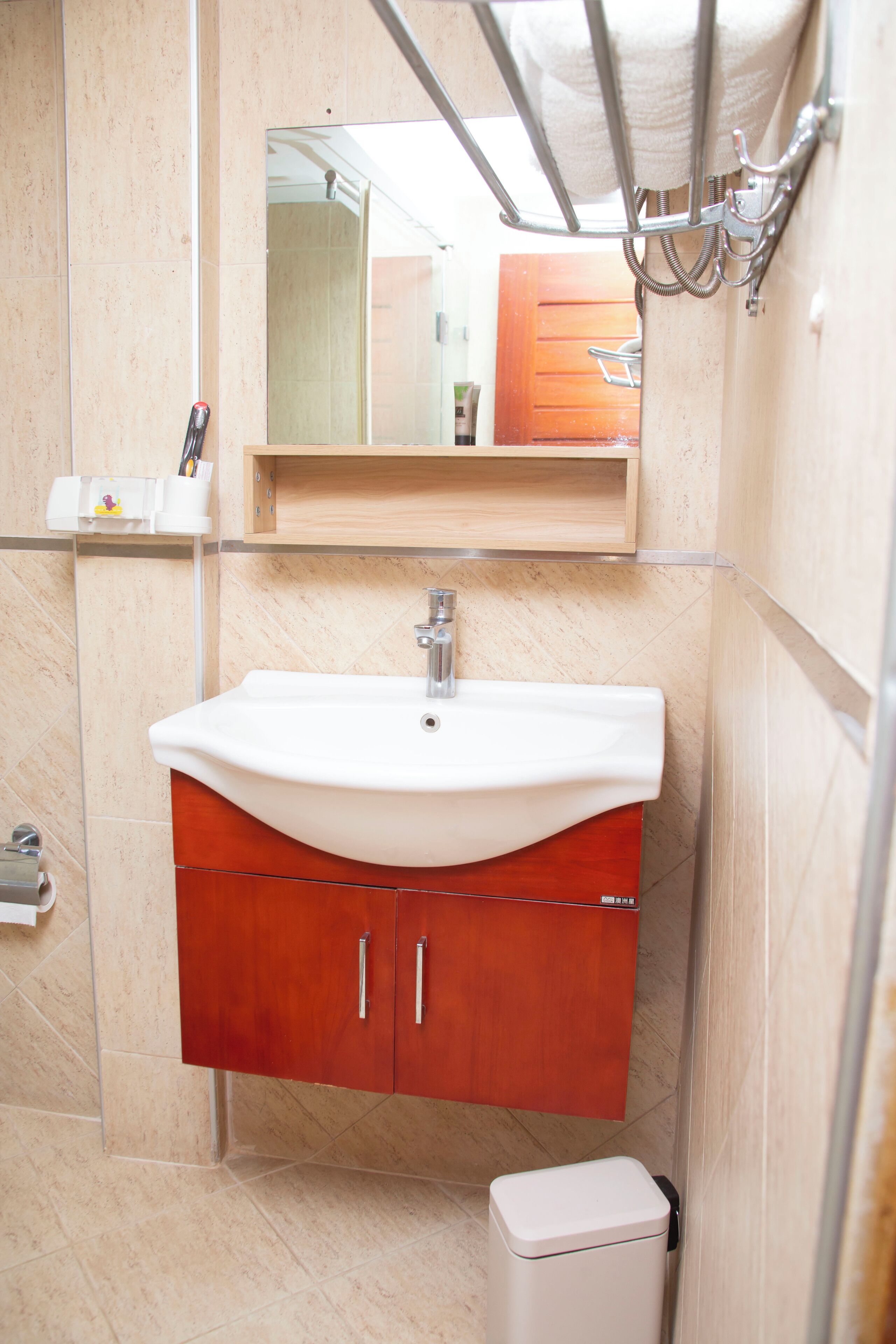 Dusj, regndusjhode, toalettartikler (inkludert) og håndklær