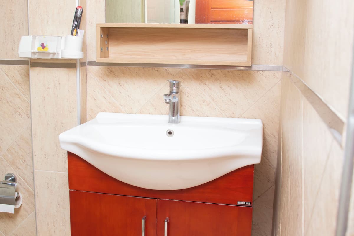 Dusj, regndusjhode, toalettartikler (inkludert) og håndklær