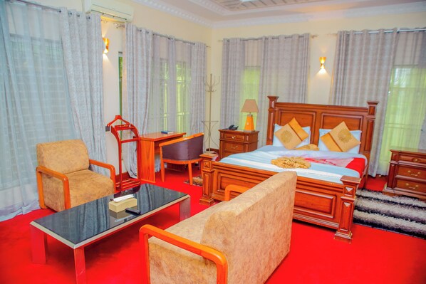 ميني بار وخزنة داخل الغرفة ومكتب وستائر تعتيم