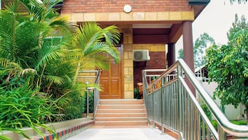 Luxury Suite, Garden View, Garden Area | 1 bilik tidur, bar mini, peti besi dalam bilik, meja