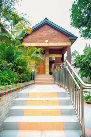 ميني بار وخزنة داخل الغرفة ومكتب وستائر تعتيم