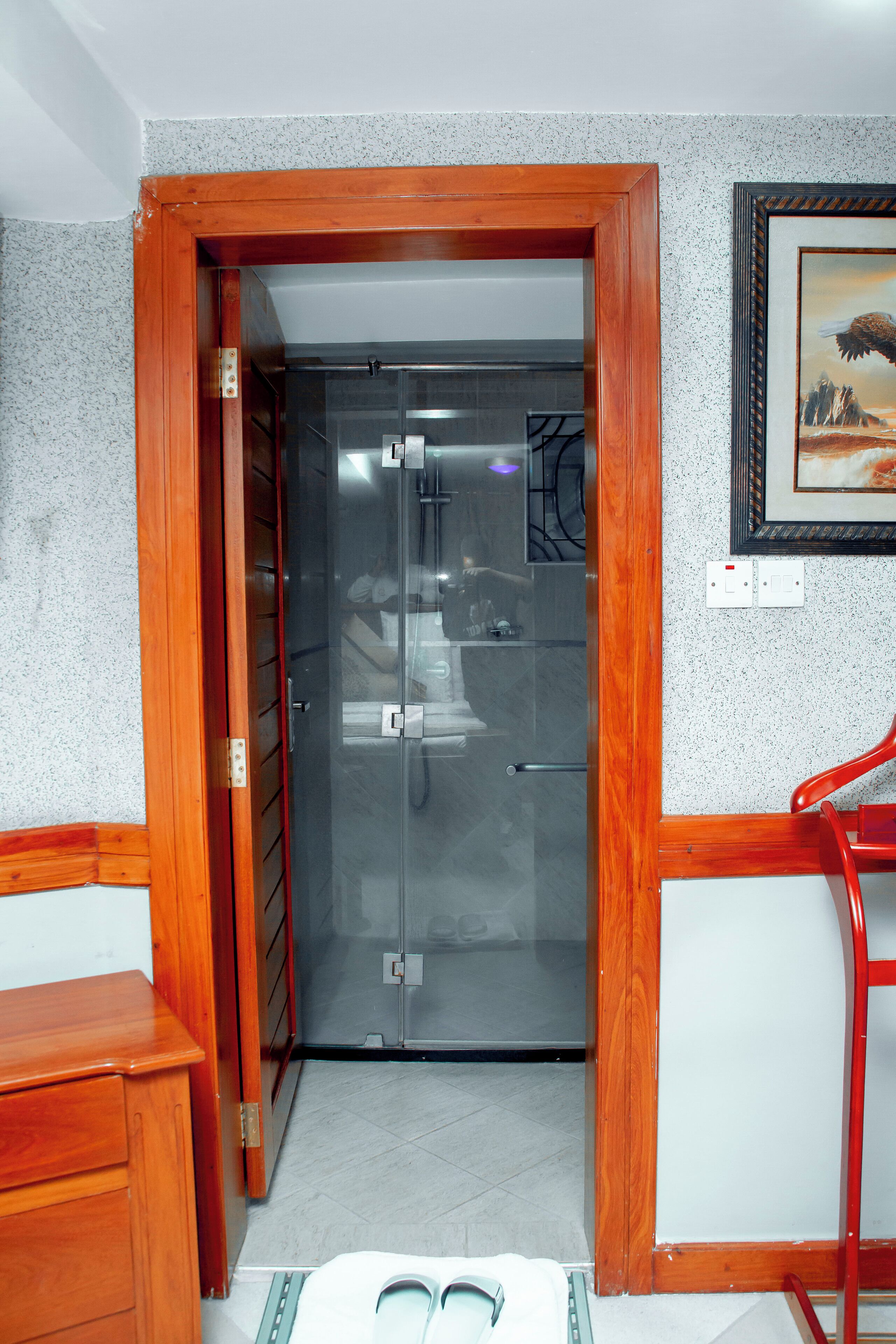 Dusj, regndusjhode, toalettartikler (inkludert) og håndklær