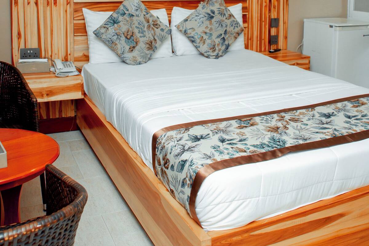 Standard Room, 1 Bedroom, Garden View, Garden Area | Bar mini, peti besi dalam bilik, meja, langsir/tirai gelap terus