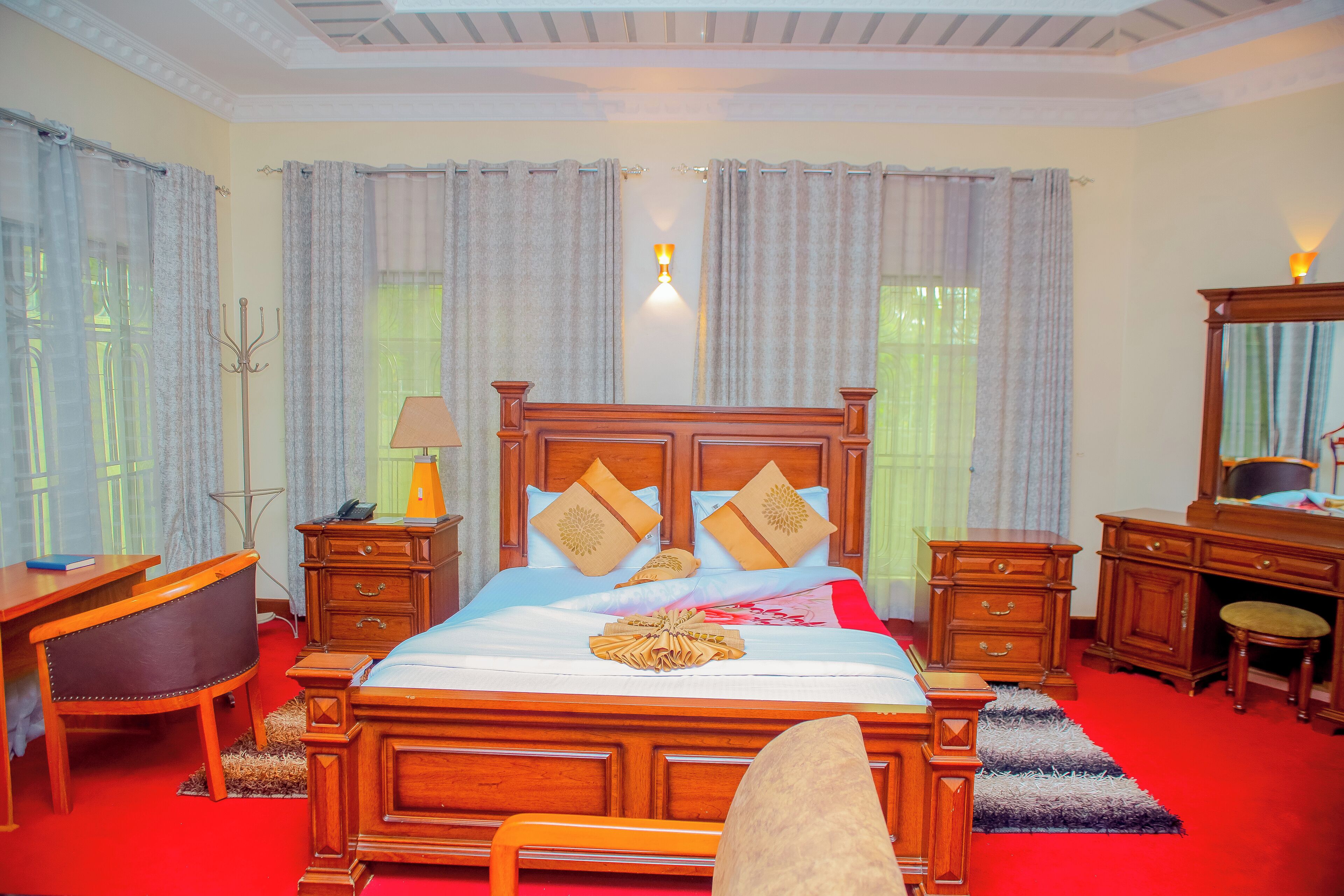 Rom – royal, ikke-røyk, hageutsikt | Senger med overmadrass, minibar, safe på rommet og individuelt dekorert