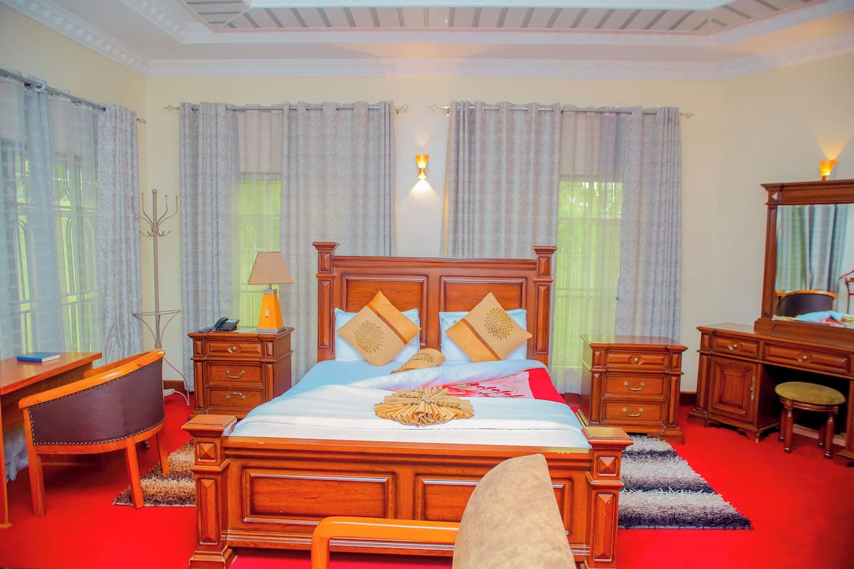 Rom – royal, ikke-røyk, hageutsikt | Senger med overmadrass, minibar, safe på rommet og individuelt dekorert