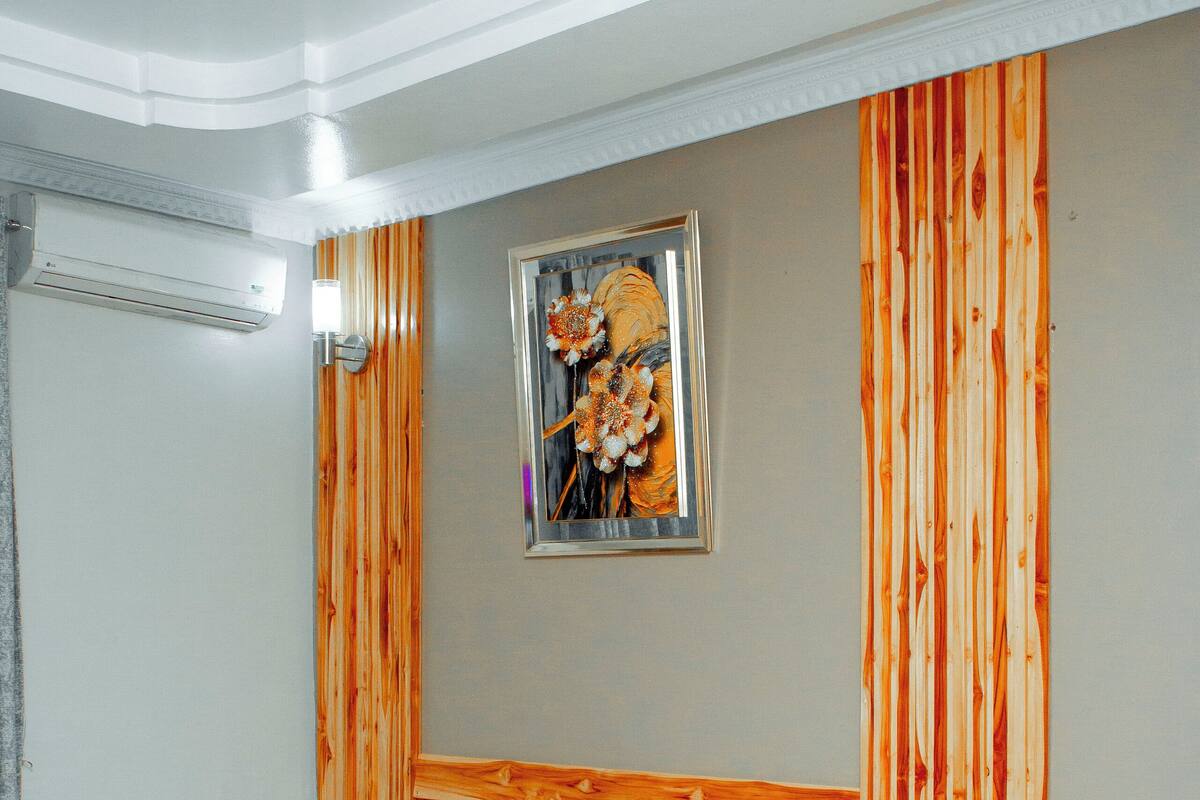 Deluxe Room | Bar mini, peti besi dalam bilik, meja, langsir/tirai gelap terus