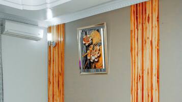 Surmatelas, minibar, coffres-forts dans les chambres