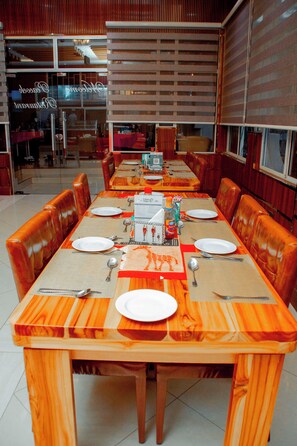 Breakfast, lunch, dinner served; local and international cuisine