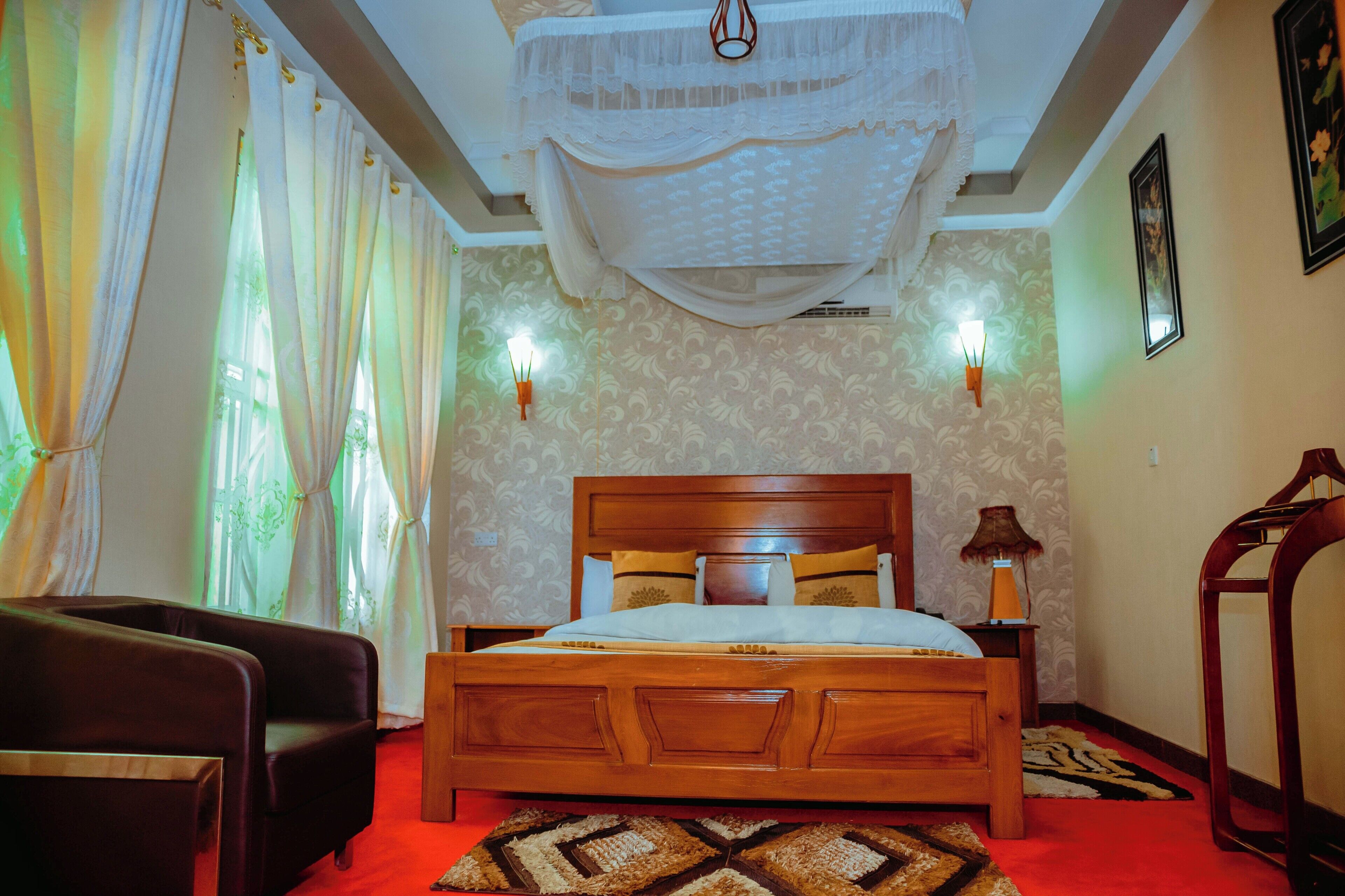 Deluxe-Zimmer, 1 Queen-Bett, Gartenblick, zum Garten hin | Minibar, Zimmersafe, Schreibtisch, Verdunkelungsvorhänge